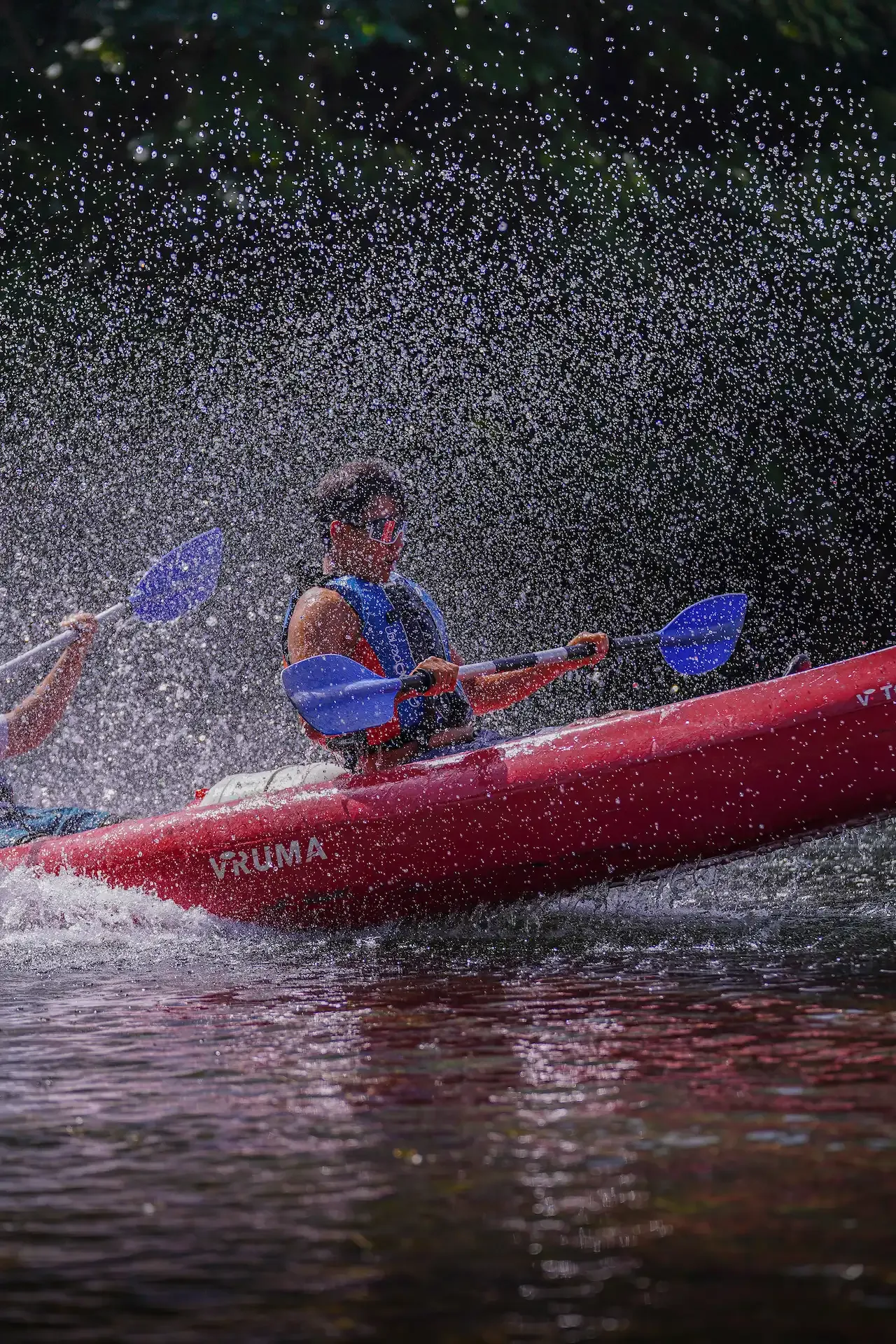 Canoa con agua salpicando durante el descenso