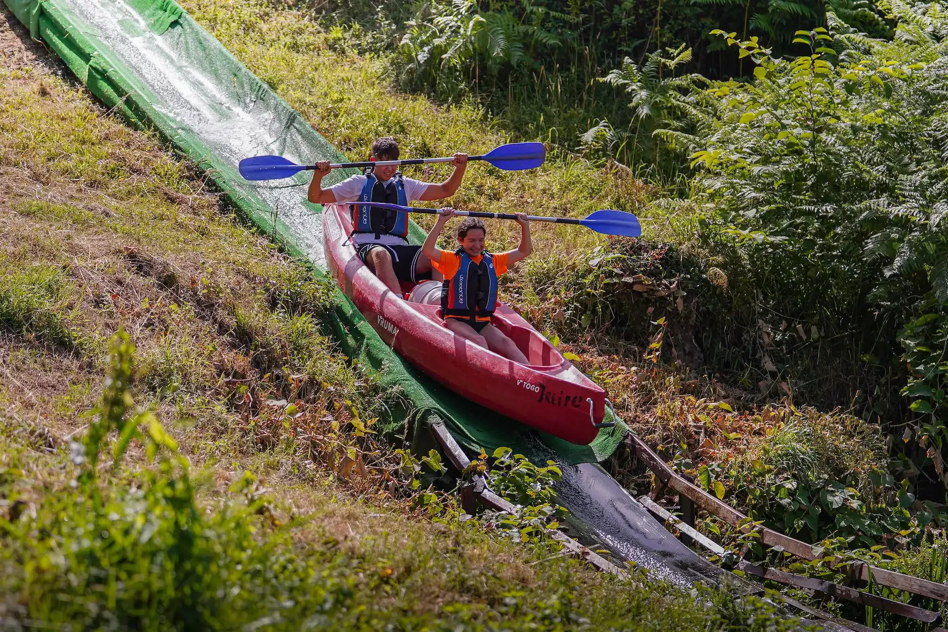 Canoa con agua salpicando durante el descenso